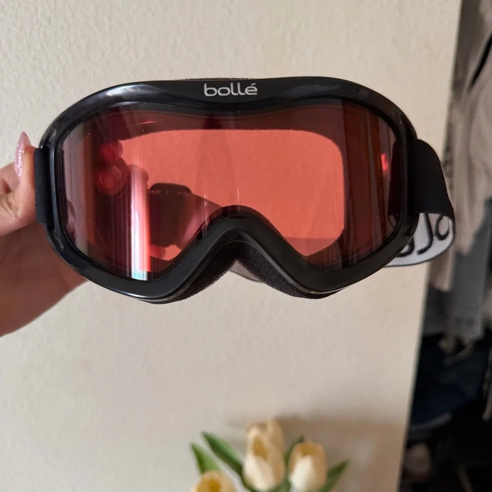 Black Ski/Snow Goggles with Red Lens LITERALLY NEW